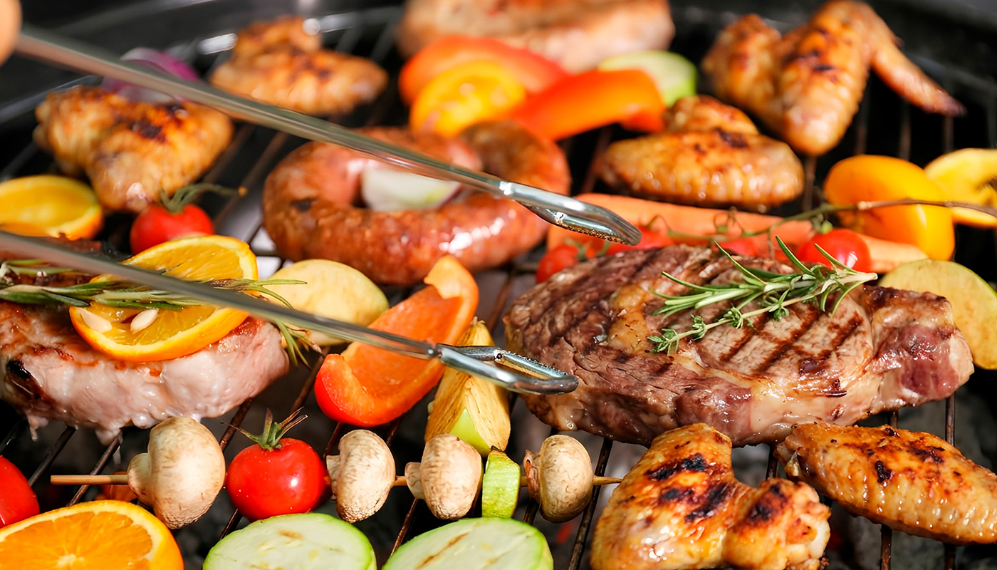 BBQ y Parrilla – Carnes a la parrilla y selección de barbacoa de primera calidad | Roatan Provision Selección de carnes para barbacoa y parrilla —incluyendo bistec, salchichas, pollo a la parrilla y verduras— en Roatan Provision.