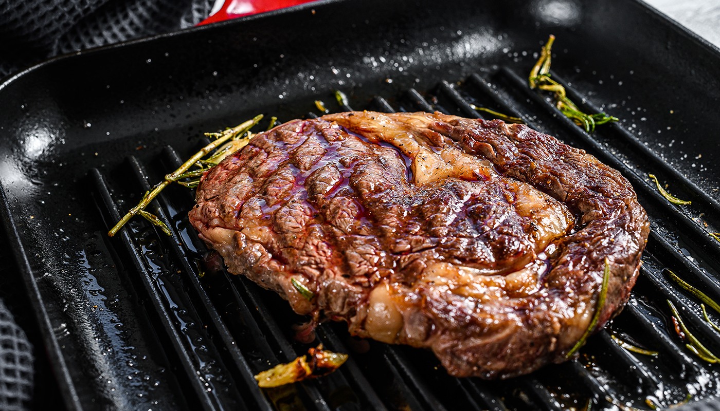 Ribeye de primera calidad, asado a la perfección con romero fresco.