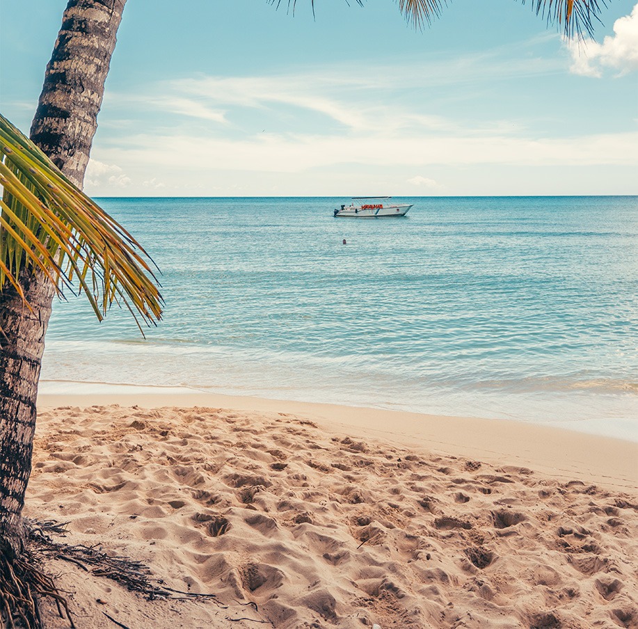 Playa tropical en Roatán, Honduras, que ofrece a las empresas de las Islas de la Bahía un suministro y entrega de alimentos confiable.